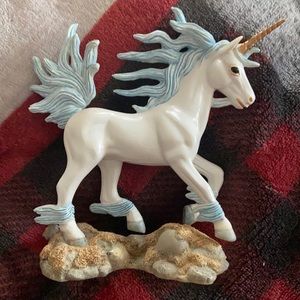 Dragonsite unicorn by Andrew Hull. AH94013